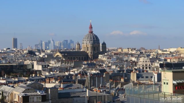L'Eglise Saint-Augustin et au loin La Défense, depuis la terrasse panoramique du Printemps