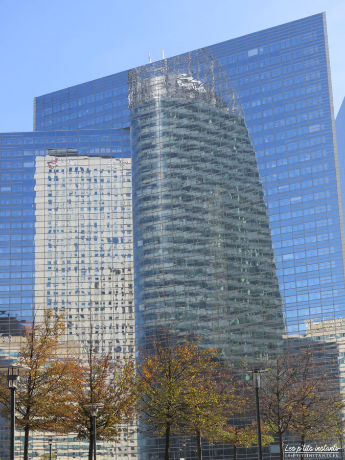 La tour Egée et l'hôtel Pullman se reflétant sur la façade de la tour Séquoia, La Défense