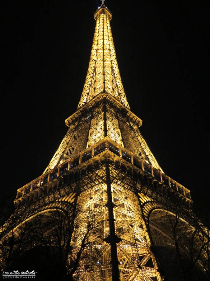 La tour Eiffel illuminée la nuit