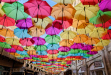 Ciel de parapluies multicolores au Village Royal