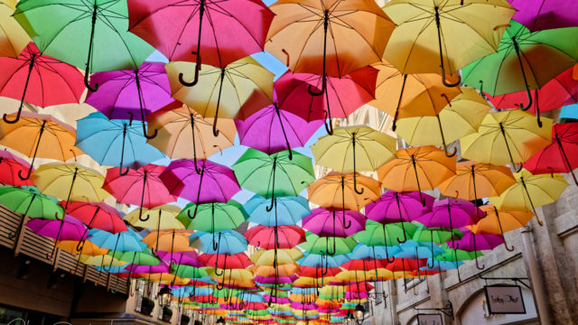 Ciel de parapluies multicolores au Village Royal